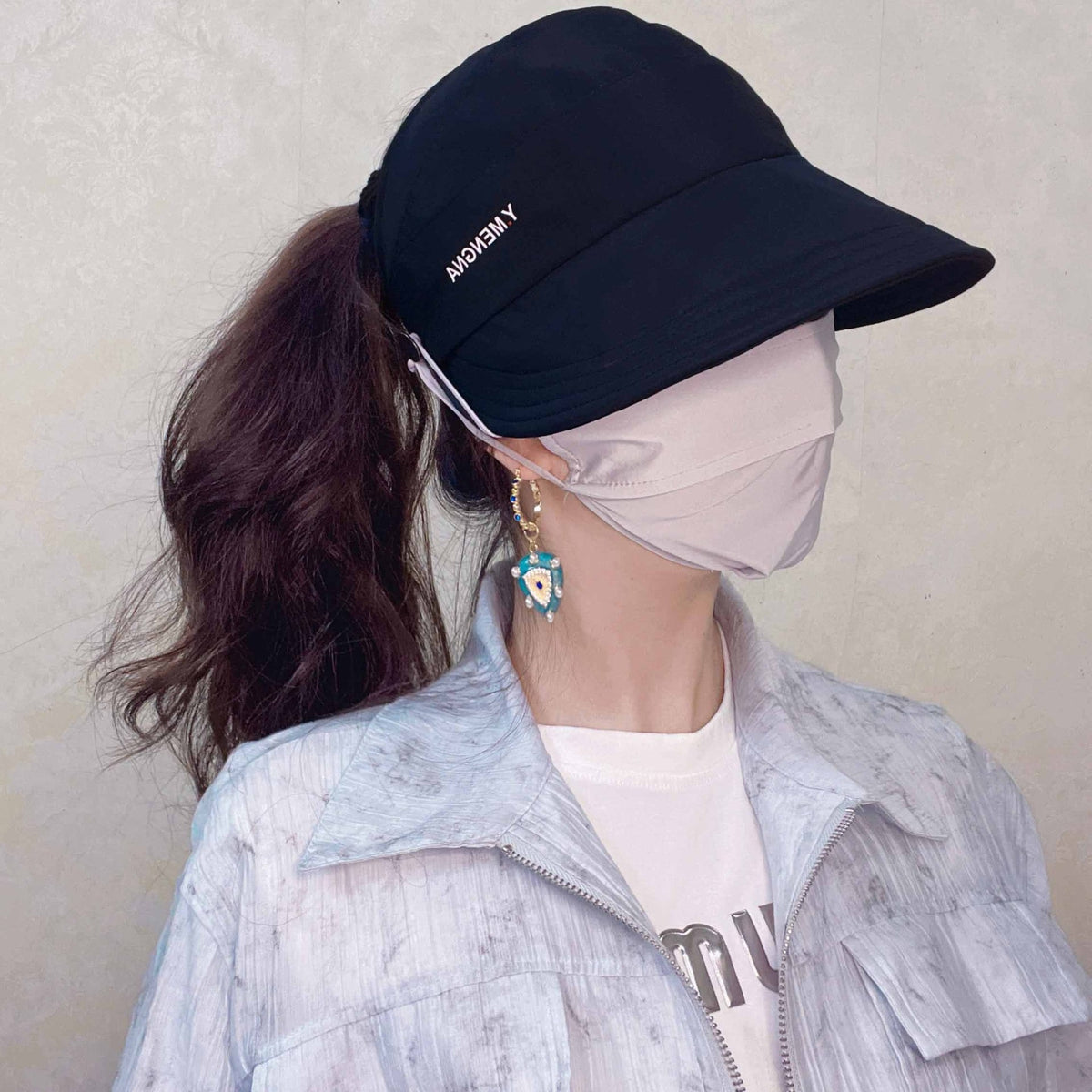 Gorra bicolor con protección UV para mujer
