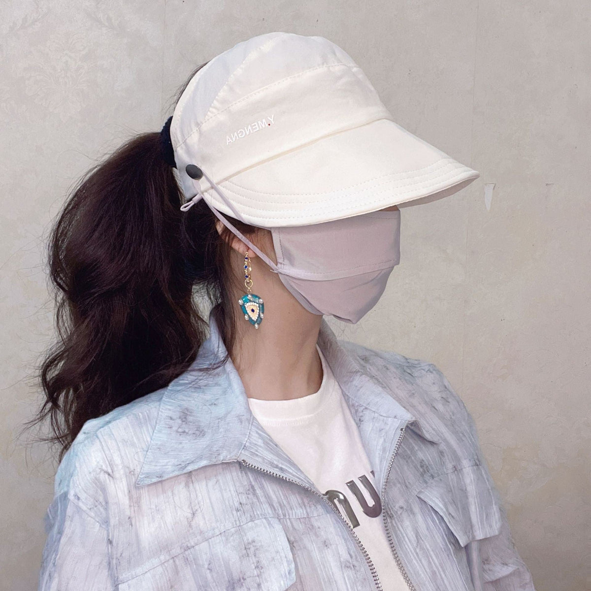 Gorra bicolor con protección UV para mujer