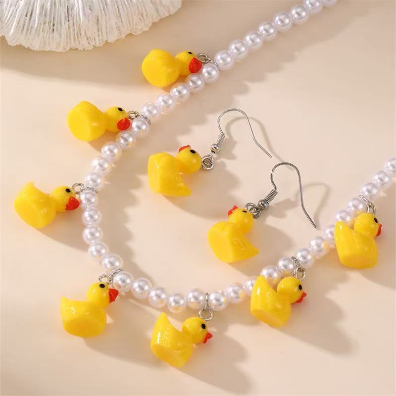 Set de Joyería Patito con Perlas | Aretes, Collar y Pulsera - 1