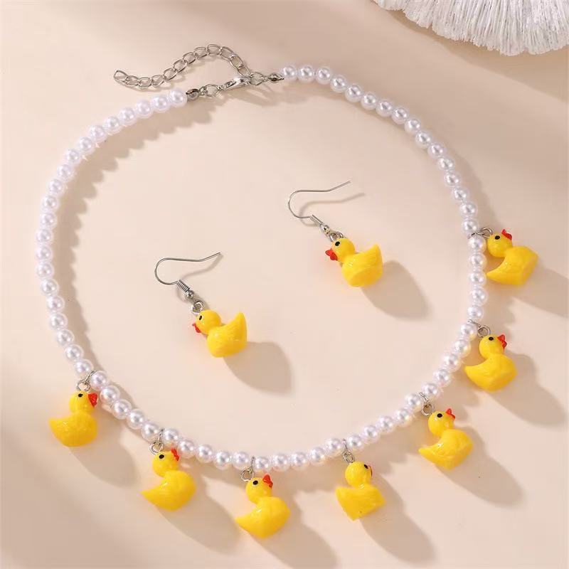 Set de Joyería Patito con Perlas | Aretes, Collar y Pulsera - 2