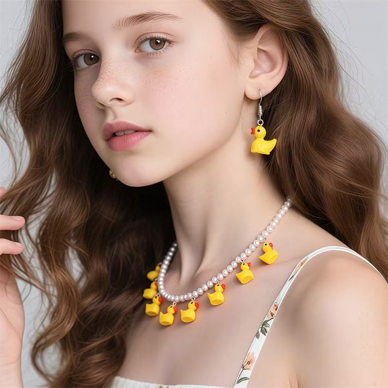 Set de Joyería Patito con Perlas | Aretes, Collar y Pulsera - 4