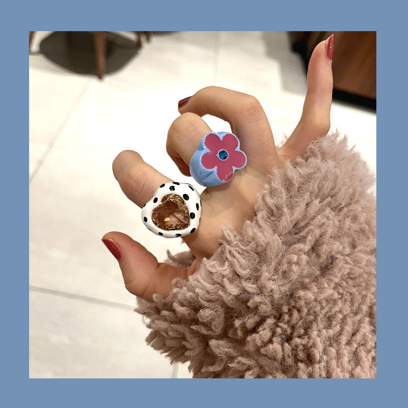 Anillo de acrílico con diseño de corazón y flor - 3