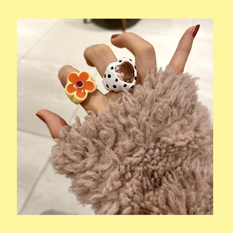 Anillo de acrílico con diseño de corazón y flor - 4