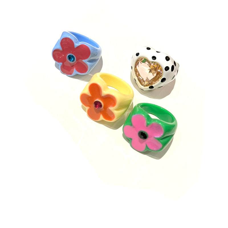 Anillo de acrílico con diseño de corazón y flor - 5