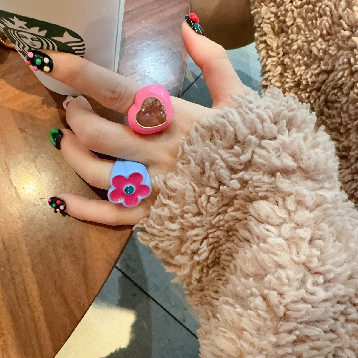 Anillo de acrílico con diseño de corazón y flor - 7