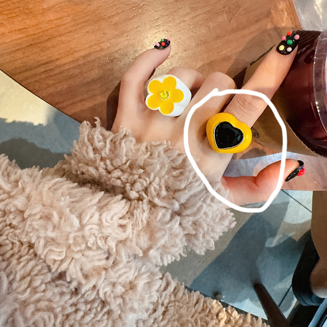 Anillo de acrílico con diseño de corazón y flor