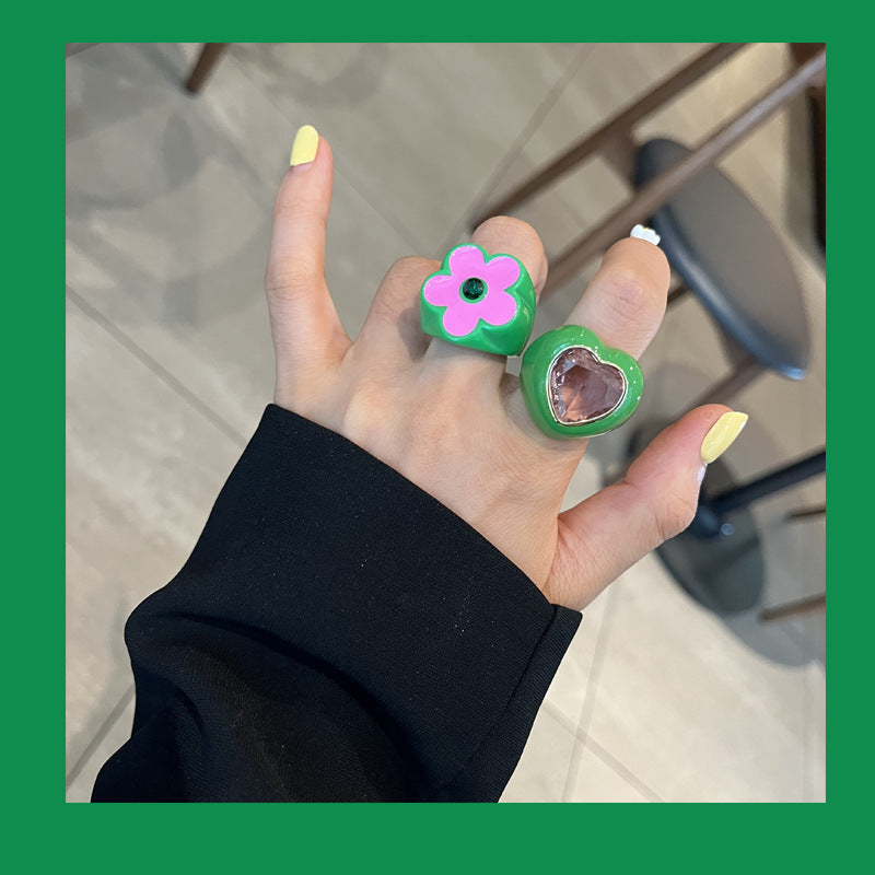 Anillo de acrílico con diseño de corazón y flor