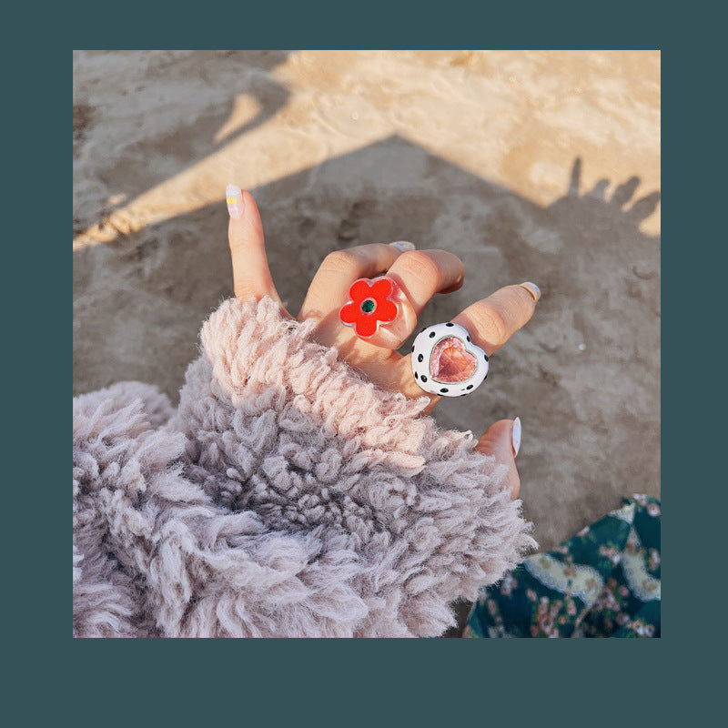 Anillo de acrílico con diseño de corazón y flor