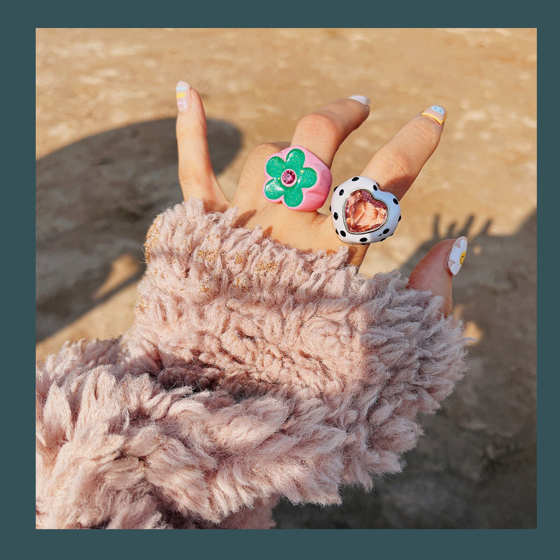 Anillo de acrílico con diseño de corazón y flor