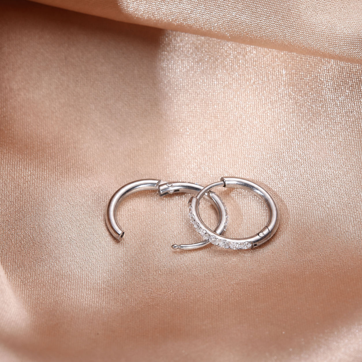Aretes de aro titanio con zirconia plateado y dorado - 3