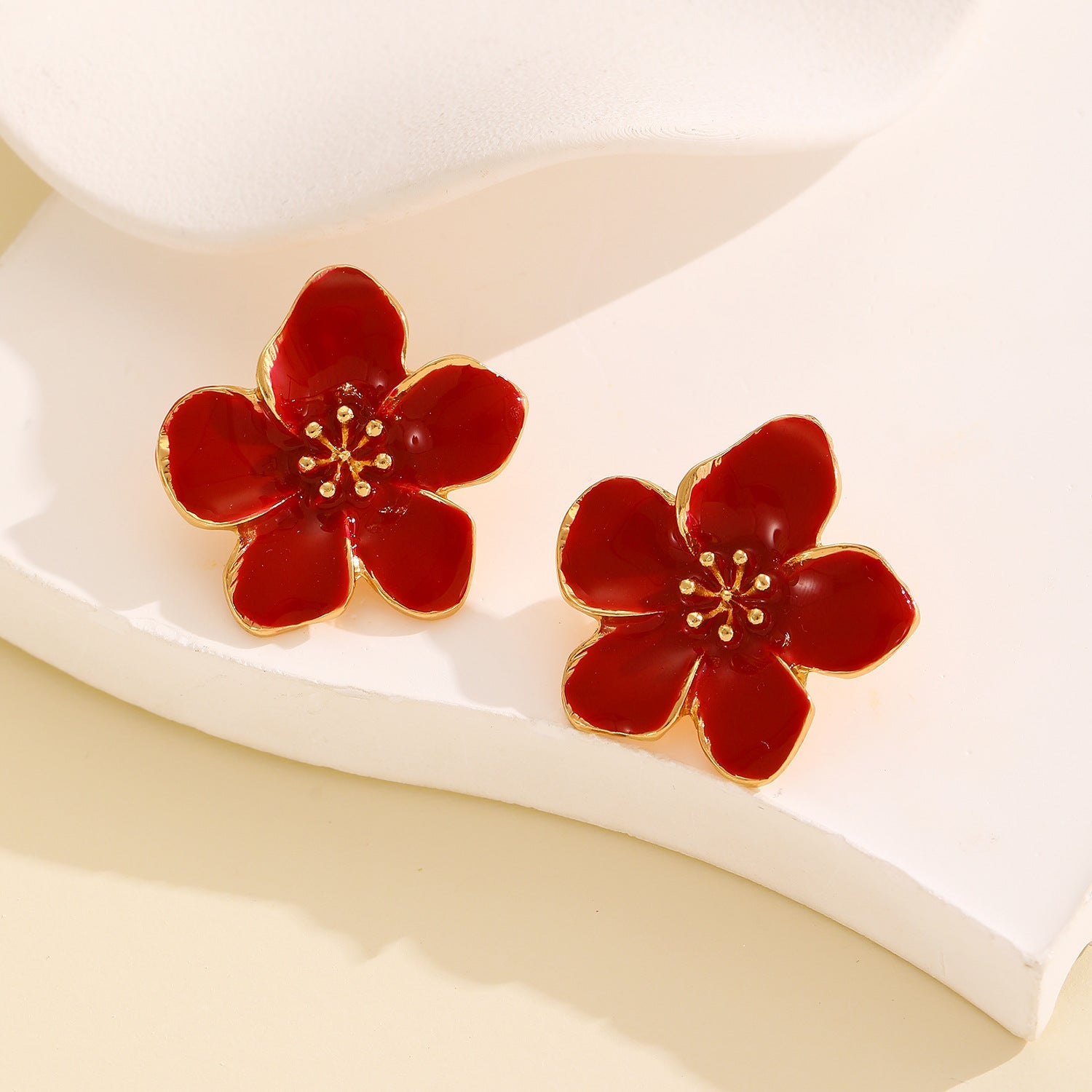 Aretes de flor cinco pétalos con esmalte colorido