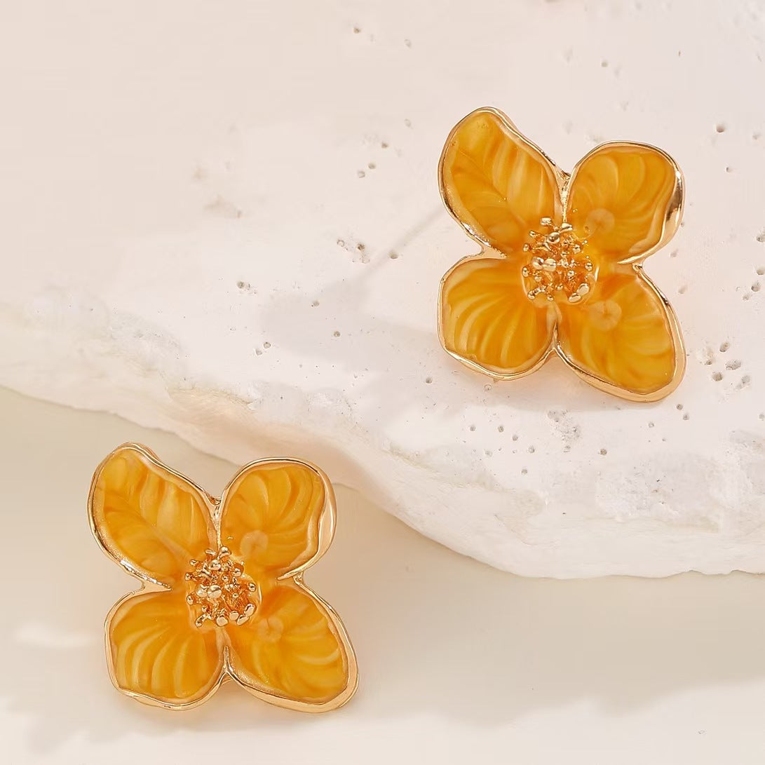 Aretes de flor cinco pétalos con esmalte colorido
