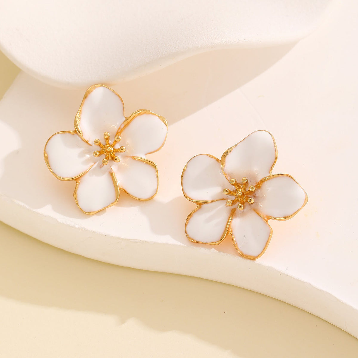 Aretes de flor cinco pétalos con esmalte colorido