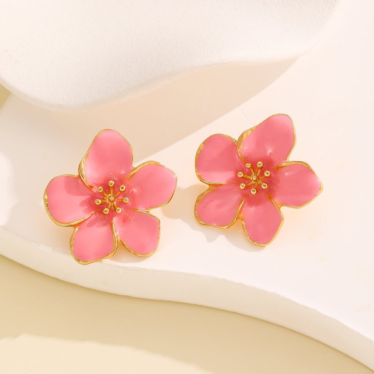 Aretes de flor cinco pétalos con esmalte colorido