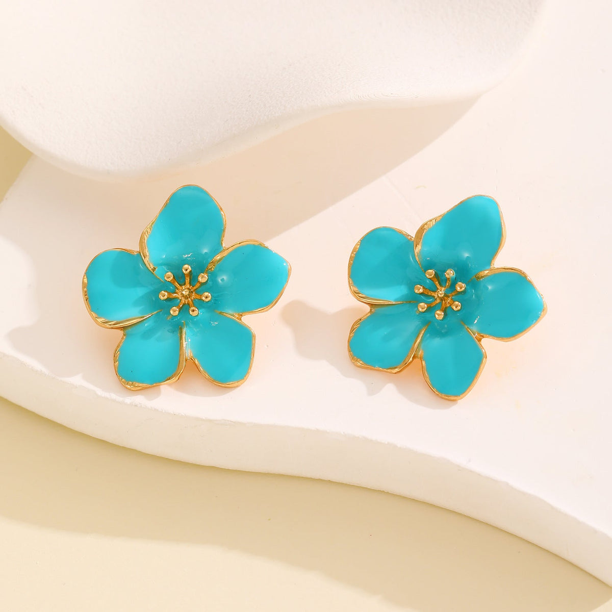 Aretes de flor cinco pétalos con esmalte colorido