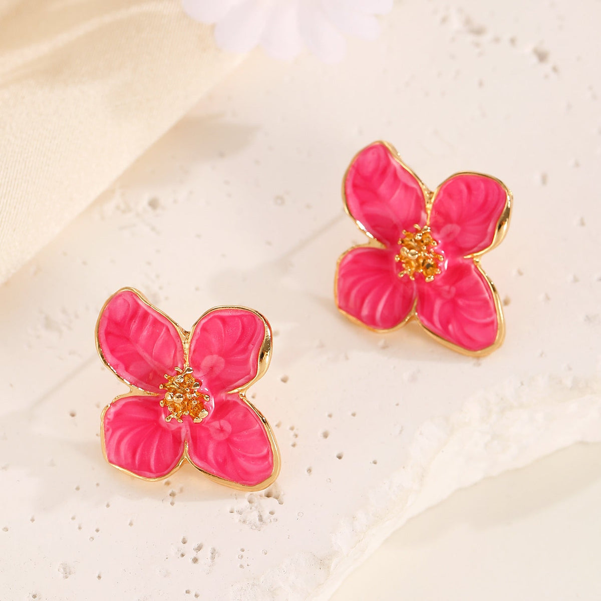 Aretes de flor cinco pétalos con esmalte colorido