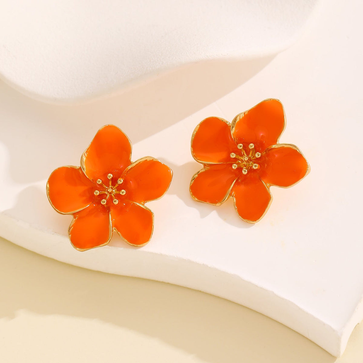 Aretes de flor cinco pétalos con esmalte colorido