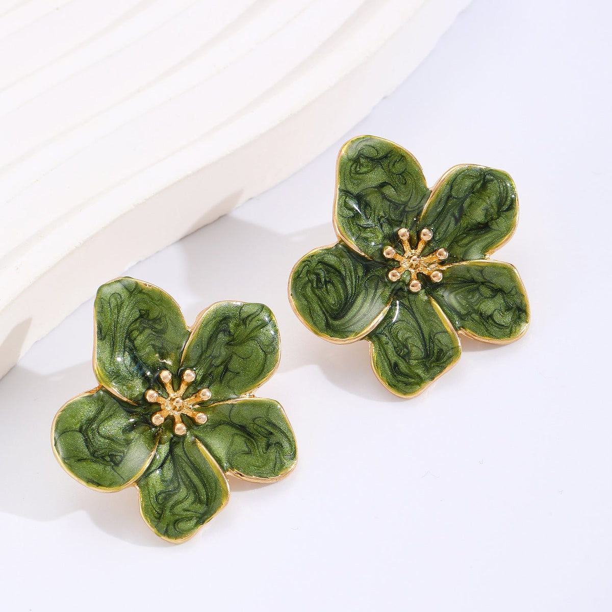 Aretes de flor cinco pétalos con esmalte colorido