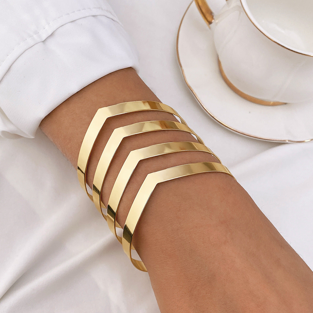 Brazalete ancho de metal apertura en C estilo retro