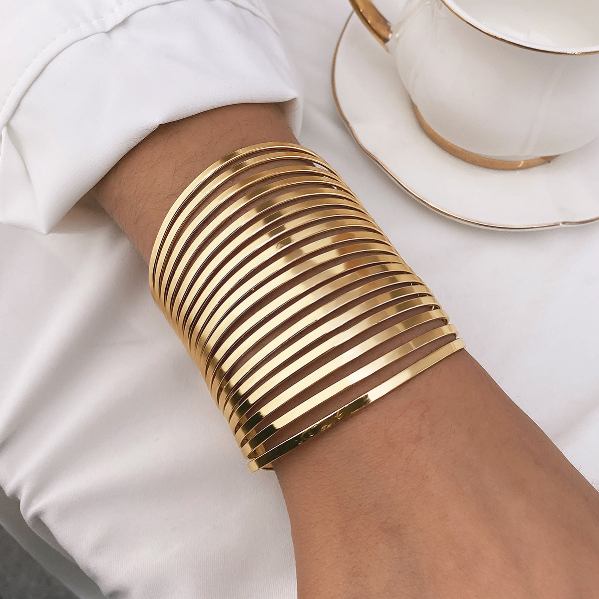 Brazalete ancho de metal apertura en C estilo retro