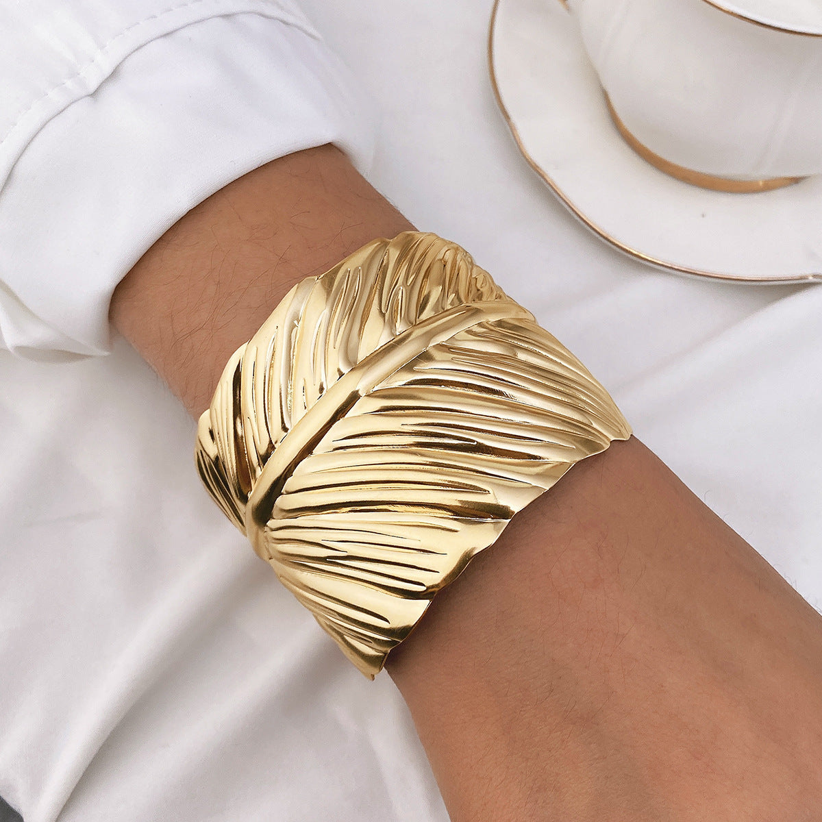 Brazalete ancho de metal apertura en C estilo retro
