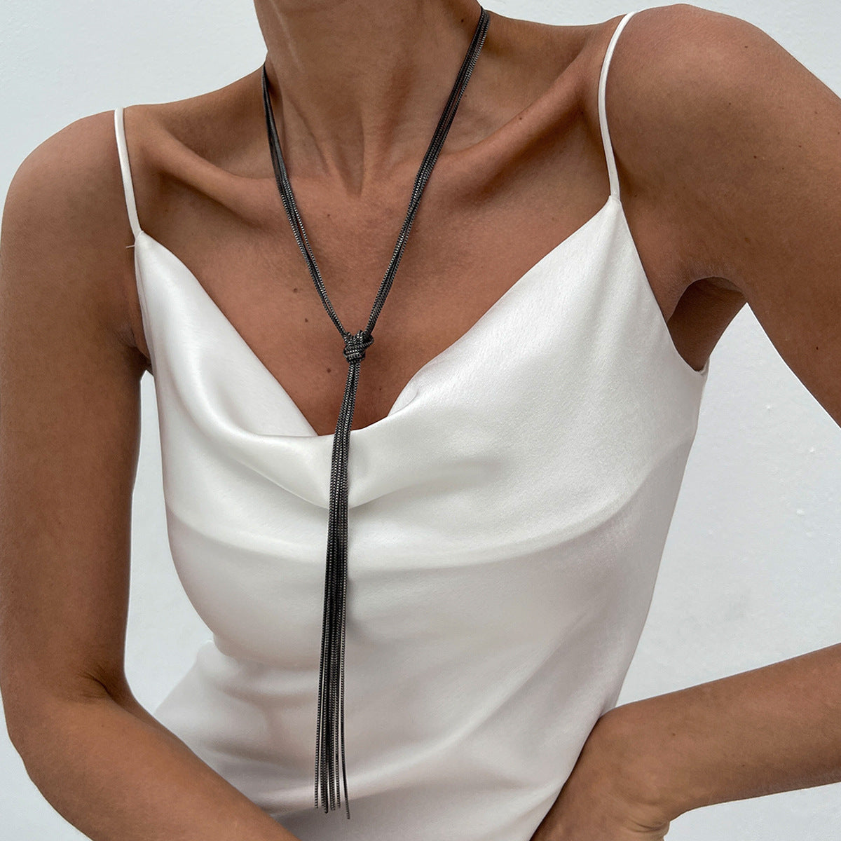 Collar con flecos metálicos estilo minimalista - 2