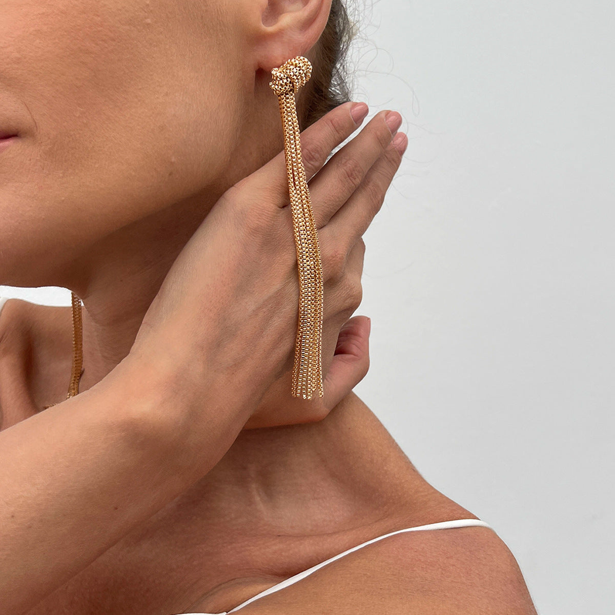 Collar con flecos metálicos estilo minimalista - 3