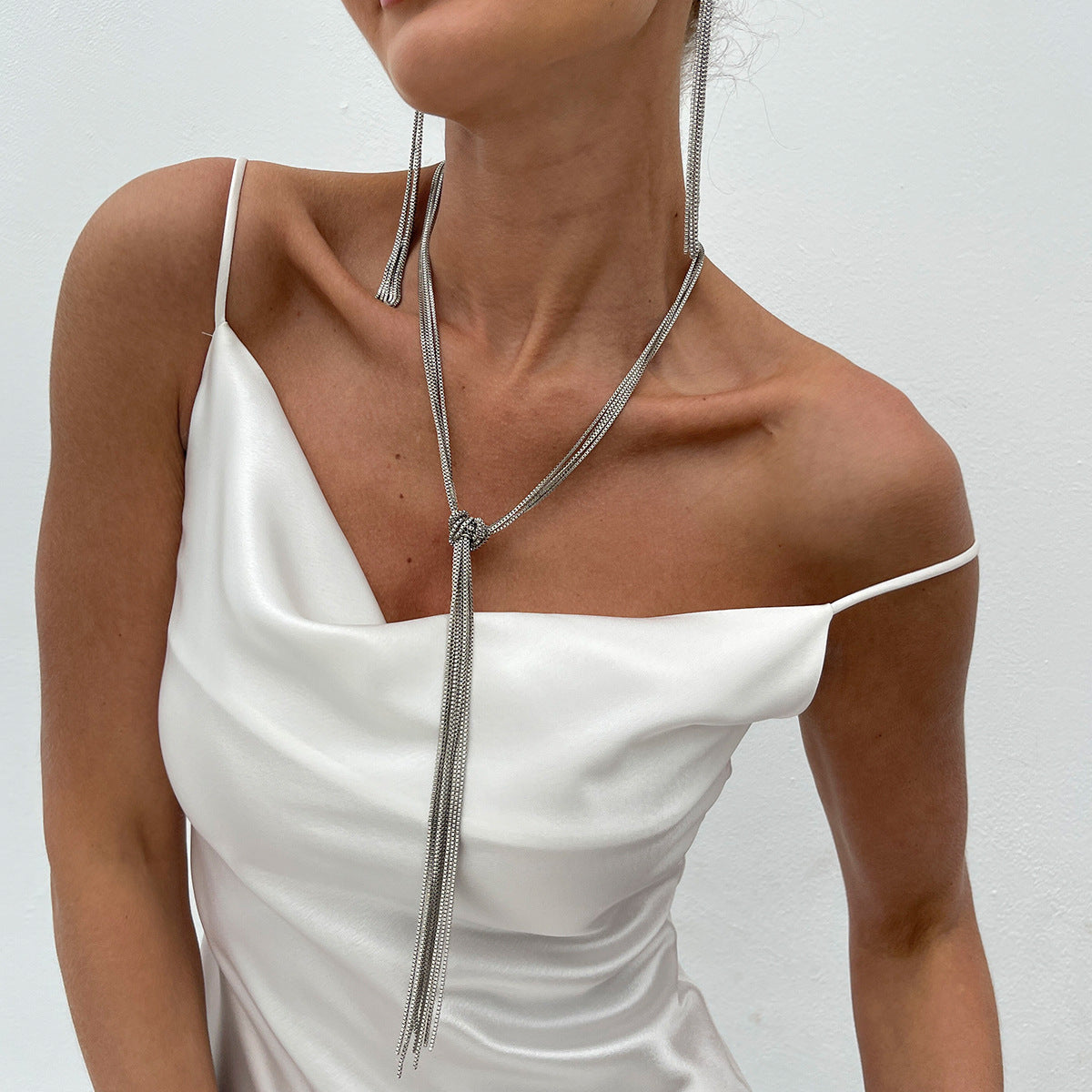 Collar con flecos metálicos estilo minimalista - 6