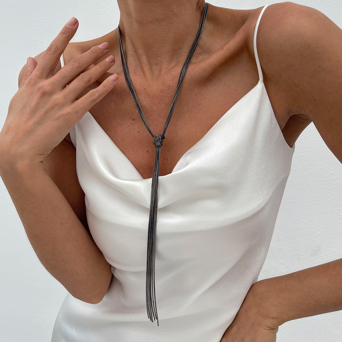 Collar con flecos metálicos estilo minimalista - 8