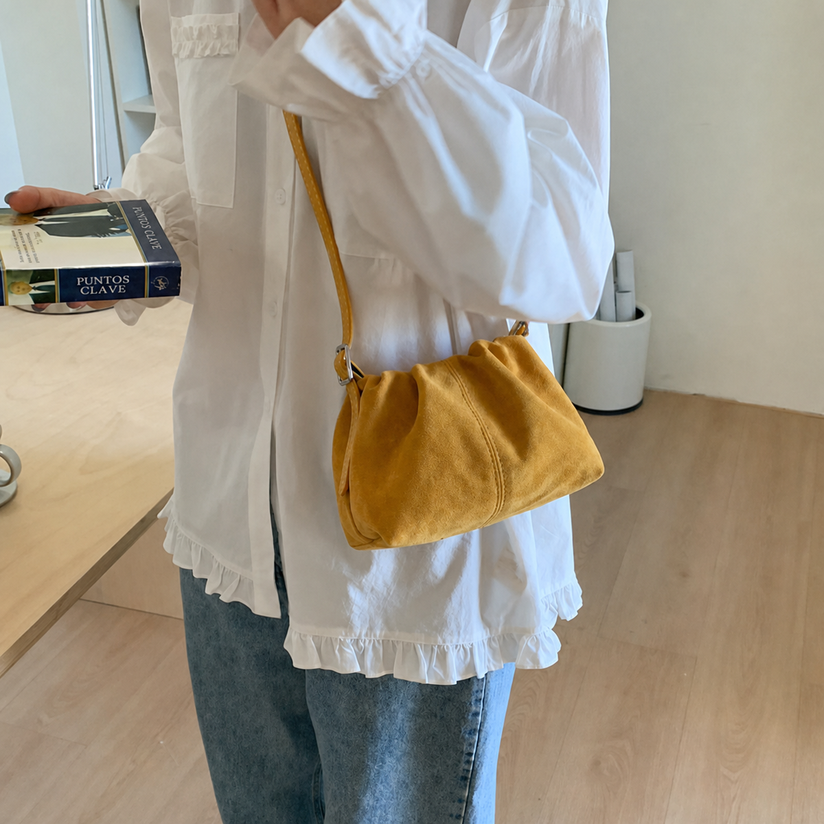 Bolsa tipo bucket moda urbana con correa cruzada - 2