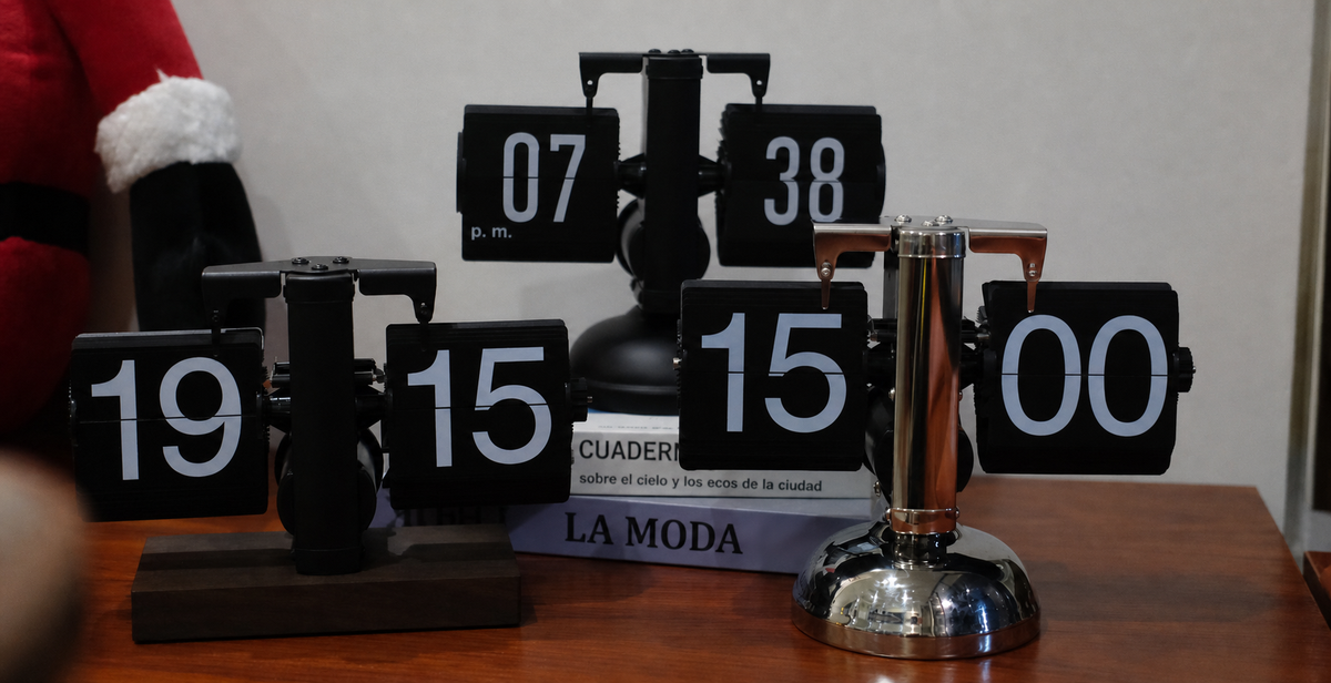 Reloj de Mesa Vintage con Hojas Giratorias - 9