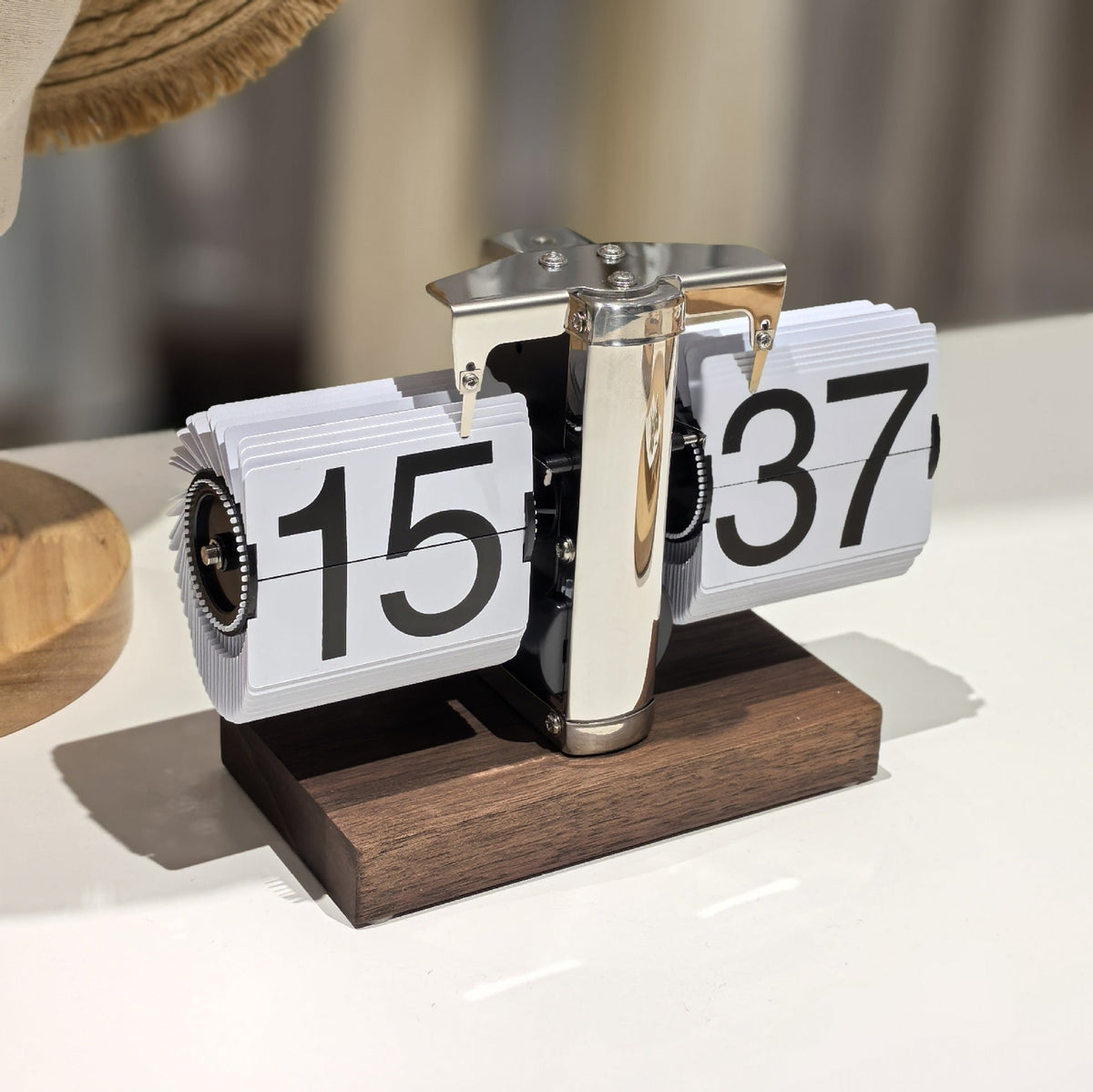 Reloj de Mesa Vintage con Hojas Giratorias