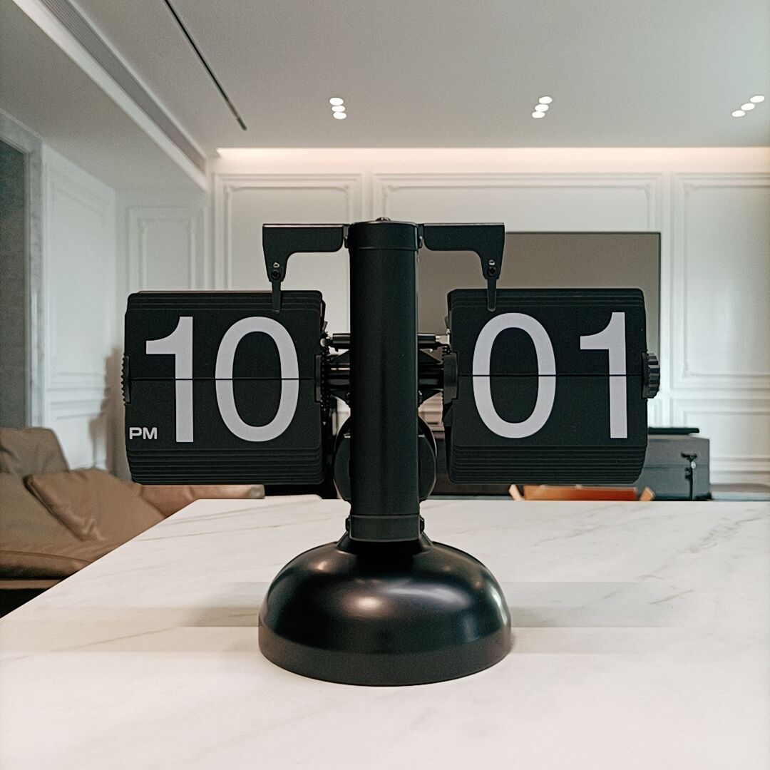 Reloj de Mesa Vintage con Hojas Giratorias