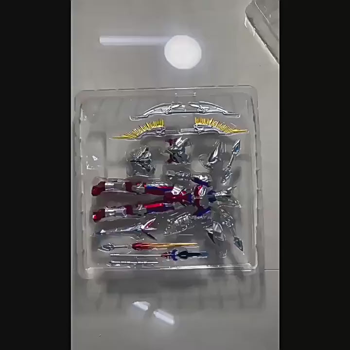 Load video: Ultraman Mecha con Armas | Figura articulada 18 y 22 cm