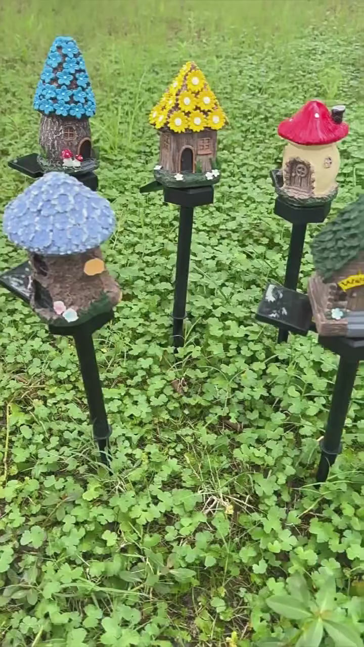 Cargar vídeo: Lámpara Solar de Resina en Forma de Casita para Jardín con Estaca para Césped