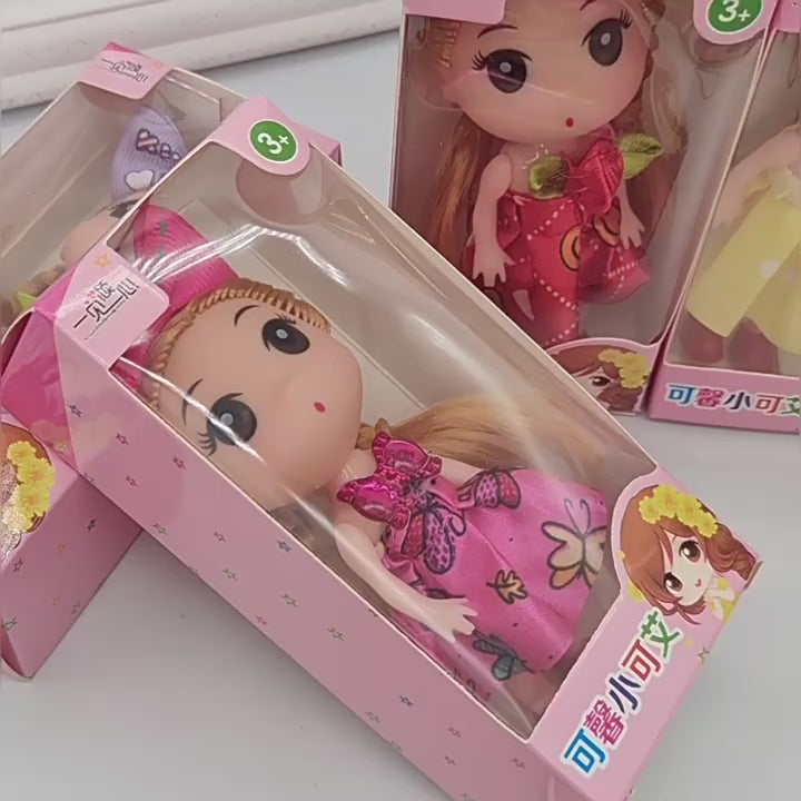 Cargar vídeo: Muñeca Llavero de 12 cm en Caja Sorpresa - Colección de Mini Muñecas con Vestidos y Cabello Suave