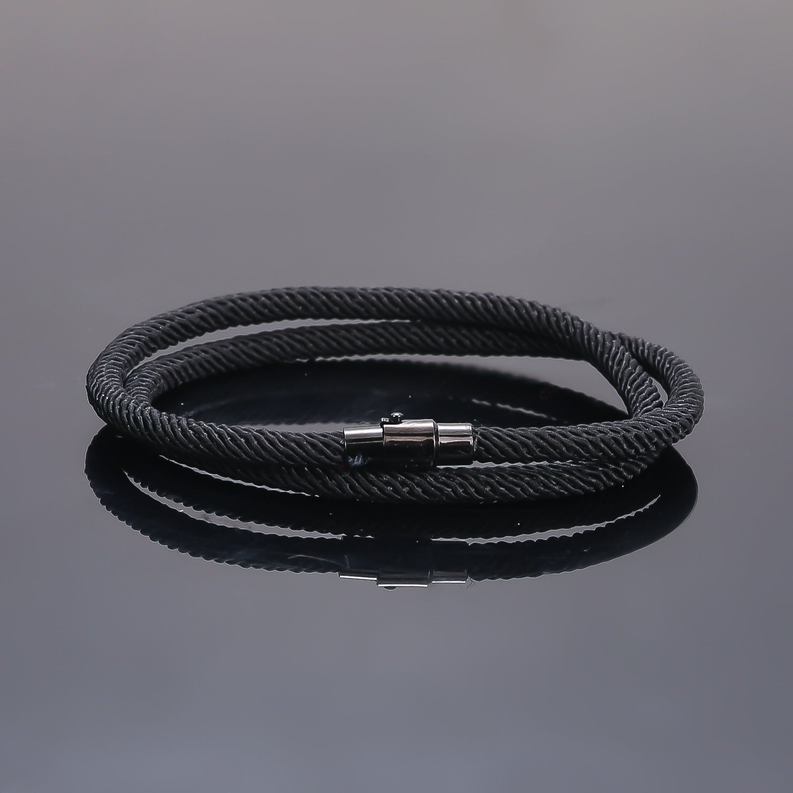 varimg:704565890850:cordon-negro-broche-magnetico