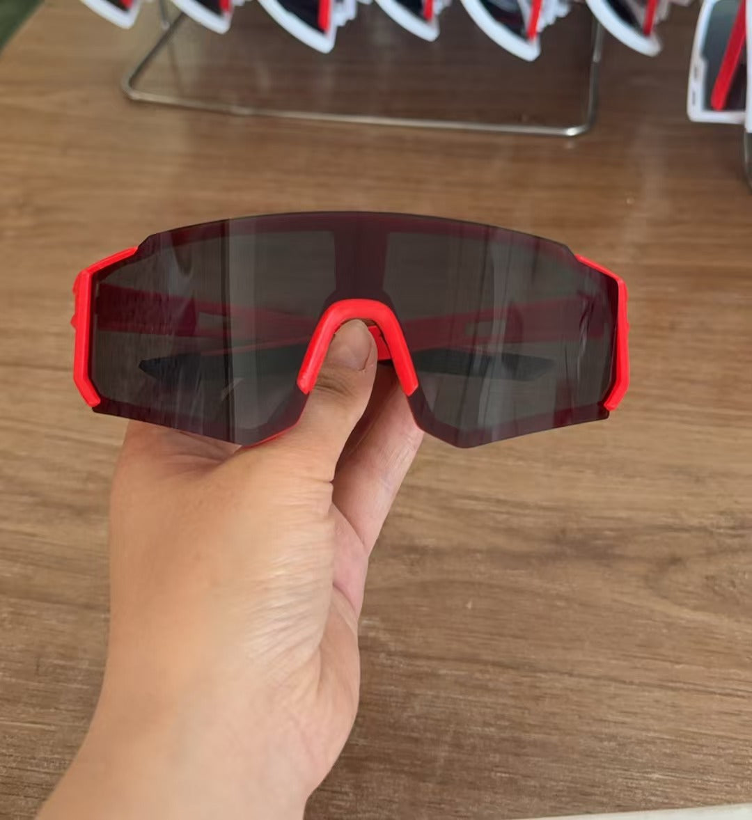 varimg:847372995893:armazon-rojo-con-lentes-grises