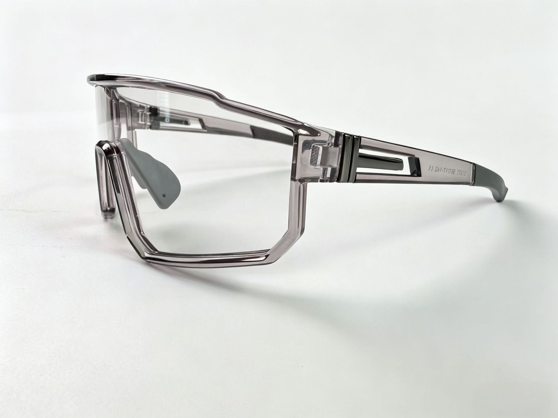 varimg:963196481875:armazon-transparente-con-lentes-transparentes-foto