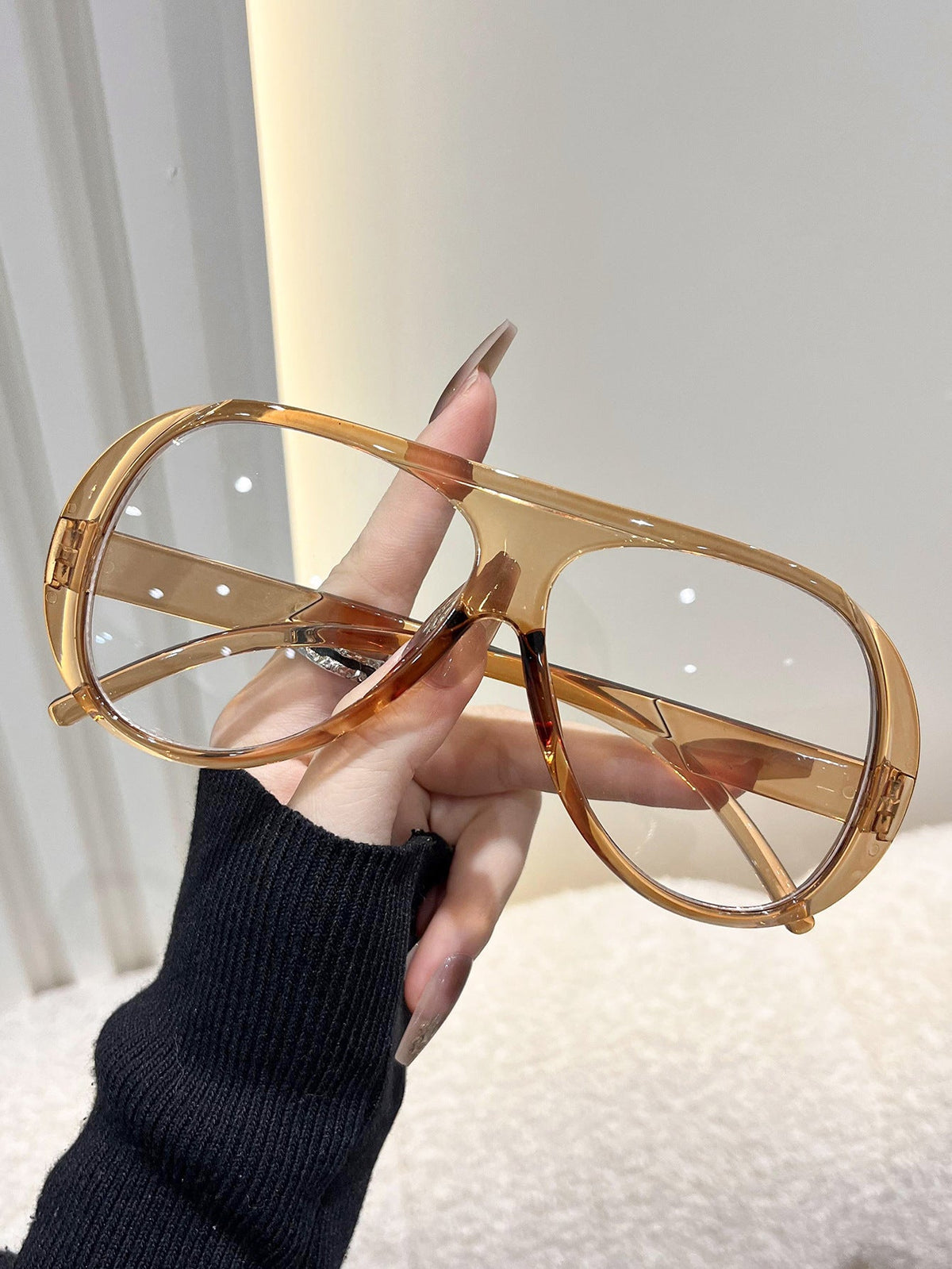 varimg:966020180612:armazon-cafe-con-lentes-blancos-planos