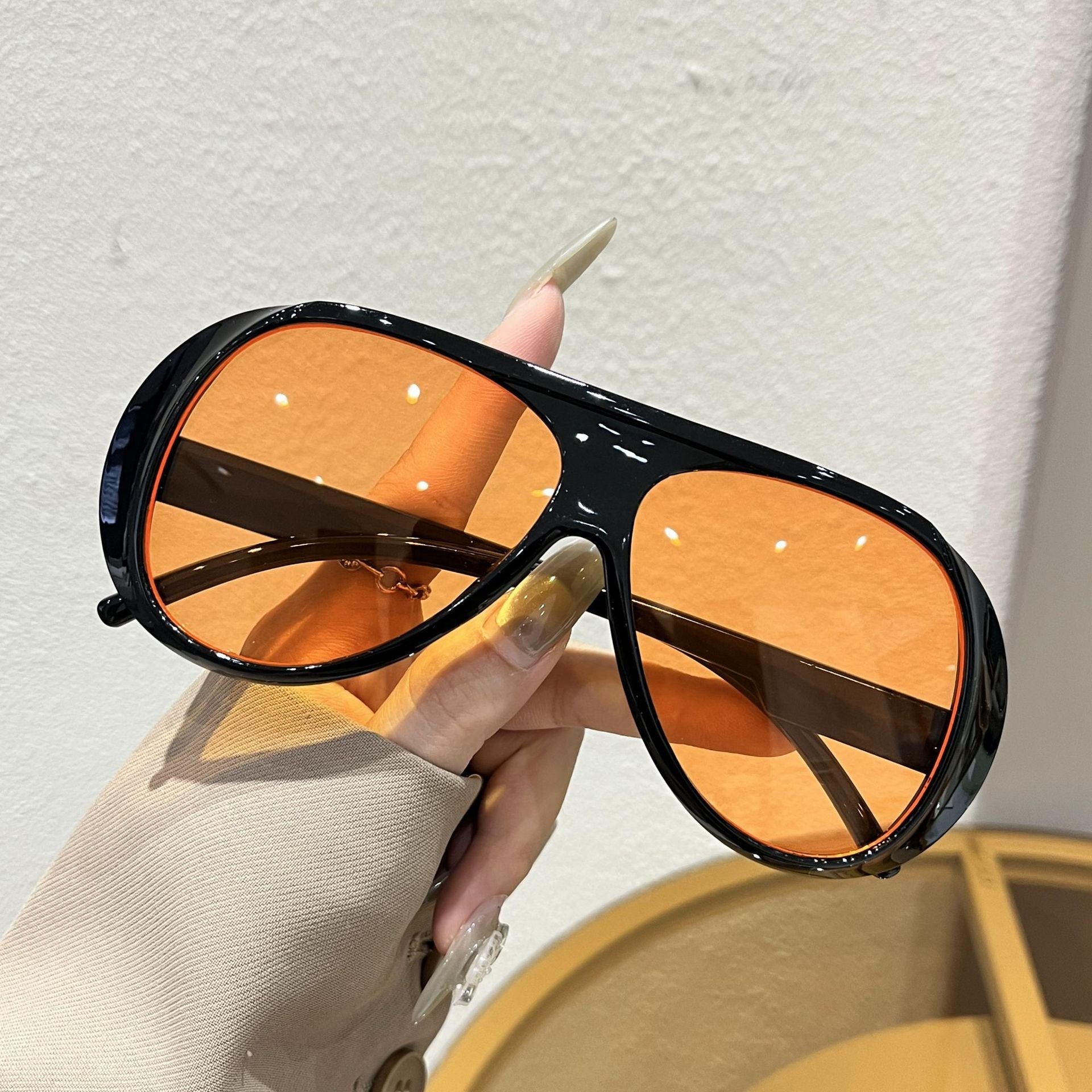 varimg:966020180612:armazon-negro-con-lentes-naranjas